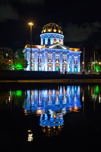 La ciudad brasileña de Recife iluminada por la noche.