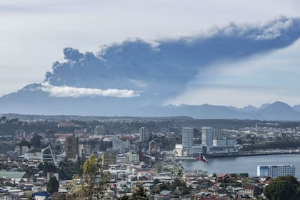 La ciudad chilena de Puerto Montt y el volcán Calbuco detrás