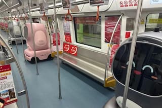En China los paquetes los lleva un robot en el subte