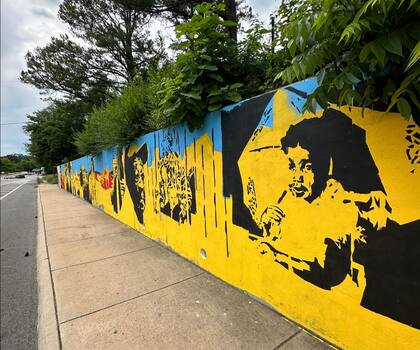 La ciudad cuenta con algunos sectores turísticos como el mural de Joëlle Storet en Nelson Hackett Blvd