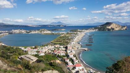 La ciudad de Baia ofrece la posibilidad, única en el mundo, de descubrir los restos de la ciudad romana sumergidos a causa del bradisismo y enterrados bajo una fina capa de arena (imagen ilustrativa)