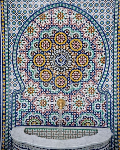 “La ciudad de Buenos Aires recibe así fuentes y una pared del Reino de Marruecos, con el zelij (un tipo de mosaico ornamental) una arquitectura que es Patrimonio Cultural de la Humanidad milenario, algo distintivo de Marruecos, que nos representa en el mundo”, dice el embajador Yassir