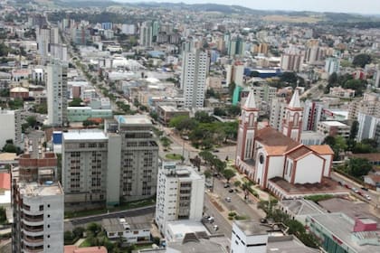 La ciudad de Chapecó, desde el estadio; a la derecha, la Catedral Santo Antonio de la ciudad, inaugurada en 1956