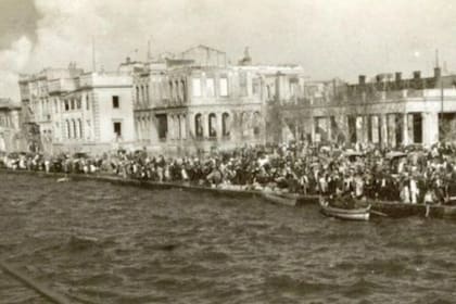 La ciudad de Esmirna bajo las llamas el 14 de septiembre de 1922