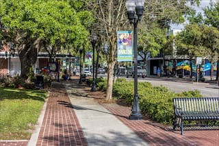 La pequeña ciudad de Florida donde se puede vivir con US$1800 al mes, repleta de parques y lagos