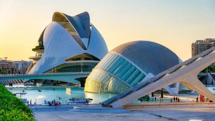 La ciudad de las Artes y las Ciencias se construyó en el entorno del cauce original