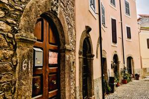 Otro pueblo medieval de Italia empieza a vender casas por un euro