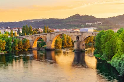 La ciudad de Ourense tiene más de 2000 años de antigüedad. Su origen se encuentra ligado a las aguas termales y a las explotaciones de oro, elementos que atrajeron a los romanos, quienes dejaron sus huellas.