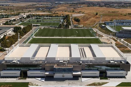 La Ciudad Deportiva de Real Madrid, en Valdebebas, un lugar al que sus afiliados no pueden acceder los domingos para comer o disfrutar de la pileta.