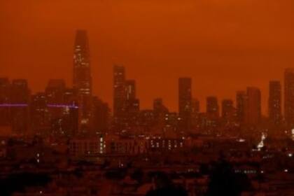 La ciudad de San Francisco, California, fue una de las más afectadas por la llegada de humo de los incendios que se han desatado en 28 puntos del estado