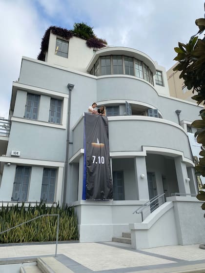 La ciudad de Tel Aviv está plagada de referencias al aniversario del 7 de octubre