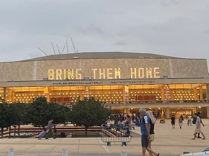 La ciudad de Tel Aviv está plagada de referencias al pedido de la vuelta de los rehenes