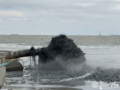 La ciudad de Texas vinculó este tesoro con piratas del siglo XIX, sugiriendo que las piezas pertenecieron al legendario James Campbell, un socio de Jean Lafitte que se estableció en la zona