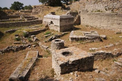 La ciudad de Troya surgió aproximadamente en la Edad de Bronce en la colina de Hisarlik, a pocos metros del estrecho de Dardanelos, en la actual Turquía