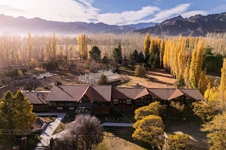 La historia detrás de la reapertura de un hotel que fue un castillo y está ubicado donde filmó Brad Pitt