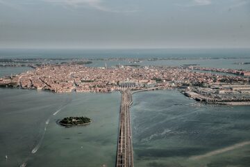 La ciudad de Venecia en Italia está construida sobre un archipiélago de 118 pequeñas islas unidas entre sí por 455 puentes. Su centro histórico es Patrimonio de la Humanidad por la Unesco.
