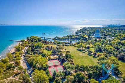 La ciudad dispone de más de 300 acres (1.214.000 metros cuadrados) de parques y áreas recreativas, con senderos que recorren el lago Michigan (Imagen de Patch)