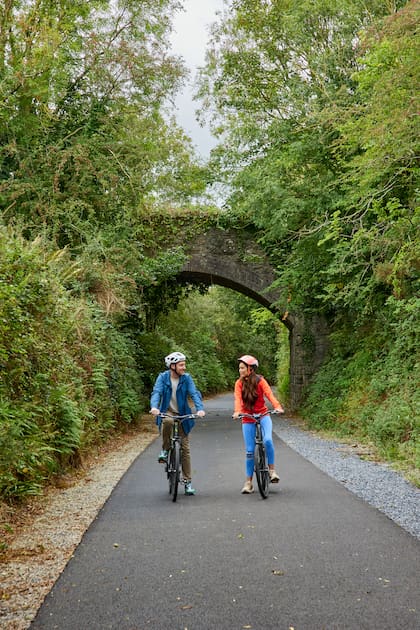 La ciudad es ideal para recorrerla en bici, entre túneles y verdes colinas.
