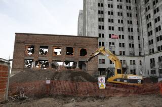 Ladrillo por ladrillo,comenzaron las tareas para demoler el Elefante Blanco