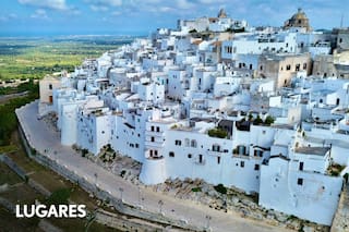 La pintoresca ciudad sobre tres colinas que impacta por su arquitectura y olivares milenarios