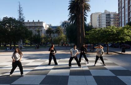 La ciudad intenta volver a la normalidad; un grupo de adolescentes ensaya a ritmo de música coreana y coreografías en la plaza Rivadavia