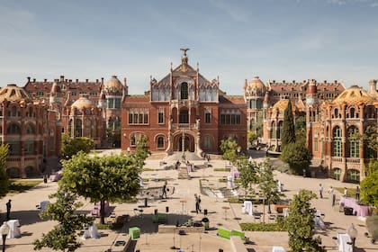 La ciudad jardín que proyectó el arquitecto Lluís Domènech i Montaner para albergar esta utopía llamada Hospital Sant Pau (1905-1930), de carácter público, y que funcionó como tal durante cien años.