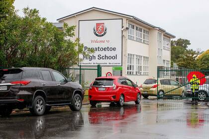 Los automovilistas esperan una prueba de coronavirus en el colegio Papatoetoe, en Auckland después de que un alumno dio positivo