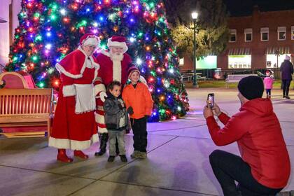 La ciudad organiza encuentros con el “Paseo de Santa”, una actividad que permite a los pequeños entregarle sus cartas al hombre más esperado de la Navidad. Foto: visithendersonville/Canva.