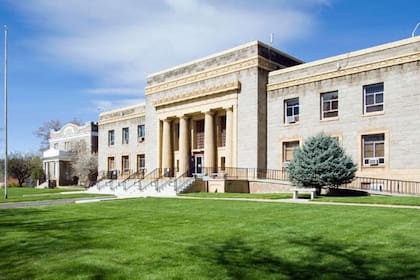 La ciudad principal del condado, Susanville, tiene cerca de 10 mil habitantes y un entorno natural rural