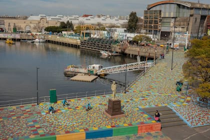 La Ciudad realizó tareas de preservación y mantenimiento en calles, murales y esculturas de Caminito, en el barrio de La Boca