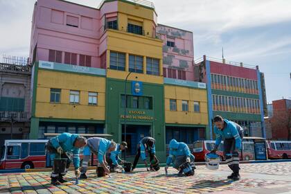 La Ciudad realizó una intervención cromática en el adoquinado que bordea el Riachuelo, en La Boca