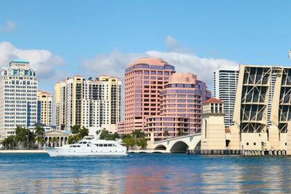 La ciudad se ubicada a poco más de una hora y media al norte de Miami