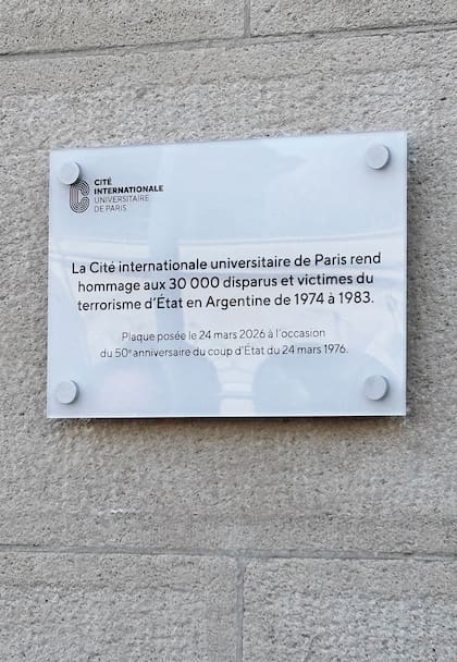 “La Ciudad Universitaria Internacional de París rinde homenaje a los 30.000 desaparecidos y víctimas del terrorismo de Estado en Argentina entre 1974 y 1983″, dice la placa.
