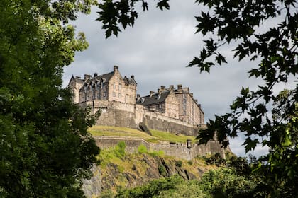 La ciudad vieja que data del siglo VII, se impone con epicentro en el castillo de Edimburgo en una de las siete colinas del ejido urbano