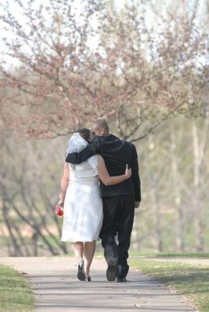 La ciudadana estadounidense Kali Pliego y su marido, inmigrante mexicano, el día de su boda, en una imagen cedida por la familia