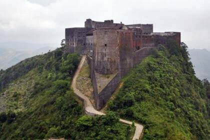 La Ciudadela de Laferrièr, que corona la montaña del Gorro del Obispo, es la mayor fortaleza construida en el mundo Occidental