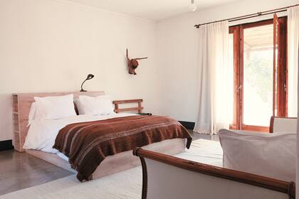 La claridad es moneda corriente en el cuarto principal, donde reina el blanco.