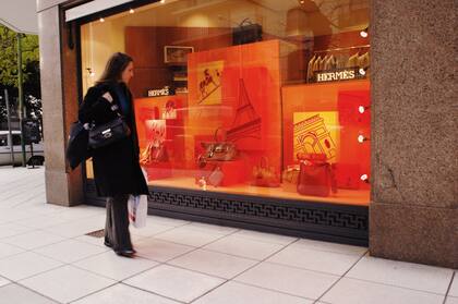 La clase alta está restringiendo el consumo de algunos productos para mantener el de otros