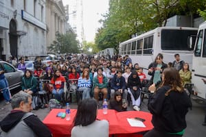 La izquierda hizo una clase pública frente al departamento de Adorni en La Plata