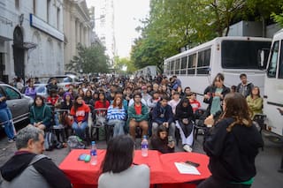 La izquierda hizo una clase pública frente al departamento de Adorni en La Plata