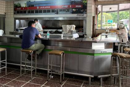 La clásica barra de acero inoxidable Los Platitos