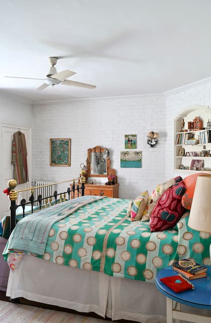 La clásica cama de hierro y bronce se actualiza de la mano de acolchados y almohadones hechos con textiles africanos. “Efectivamente, son africanos, pero los compré en locales de Londres”, confiesa Sly.