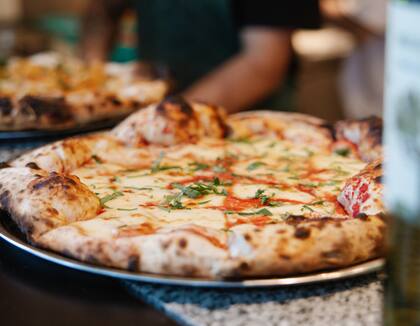 La clásica de muzzarella se distingue por una salsa de tomates biodinámicos que elaboran en Mendoza especialmente