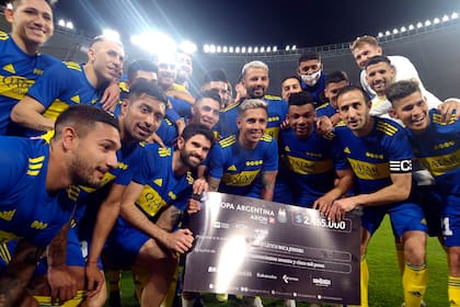 La clásica foto con el cheque tras la victoria; Boca está a dos pasos de alzar la Copa Argentina y llegar a la Libertadores