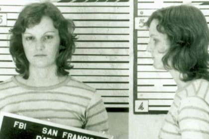 La clásica foto de frente y perfil de la guerrillera Tania recién capturada por el FBI