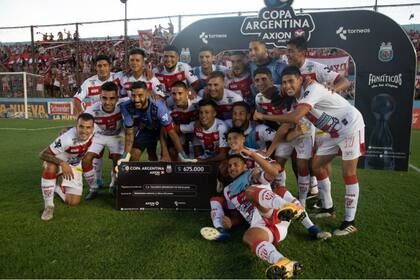 La clásica foto del plantel ganador y el cheque simbólico: 675.000 pesos para Talleres, de Remedios de Escalada, por alcanzar los 16os de final por la Copa Argentina.