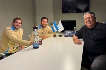 La clásica foto entre Tapia, Messi y De Paul