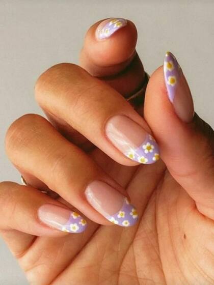 La clásica francesita, pero con flores en las puntas.