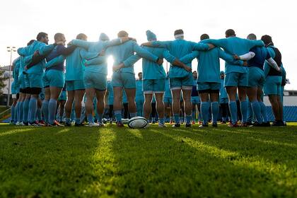 La clásica rueda de jugadores y director técnico en final de un entrenamiento de los Pumas.