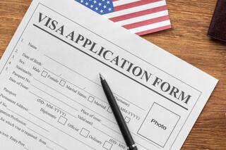 Cómo aplicar al programa que te permite vivir y trabajar legalmente en EE.UU. en 2026